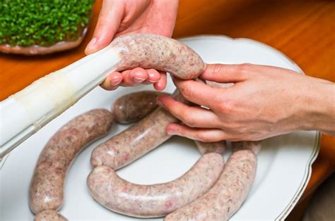 Приготовление домашней колбасы со специями в духовке