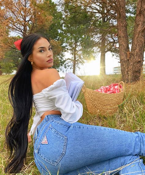 Julia Lynn Sandoval biography, 28 Photos, Age, Height, Real Name