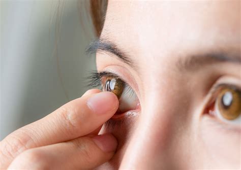 how to put in contact lenses 9