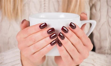 Čudoviti jesenski nohti v burgundy barvi - Glitter.si