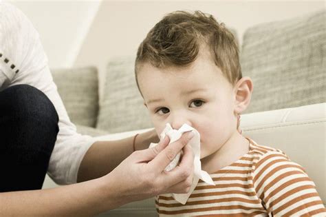 Как приготовить солевой раствор для промывания носа | PARENTS | Baby ...