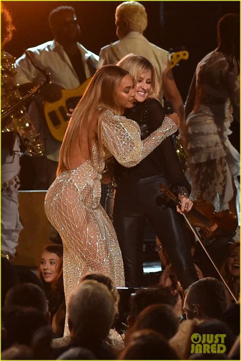 Beyonce Rocks Out on Stage with the Dixie Chicks at CMA Awards 2016!: Photo 3800629 | Natalie ...