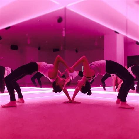 Taylor Misiak's feet