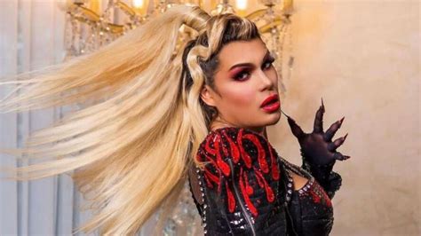 Confunden a Wendy Guevara con Karol G en Miami y su reacción se vuelve