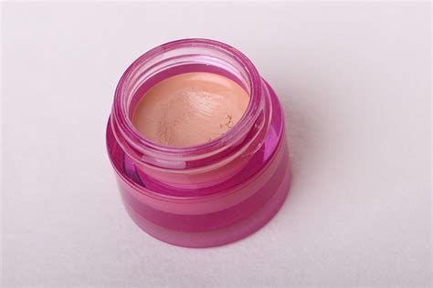 Benefit The Erase Paste: действительно плотный консилер | Beauty Insider