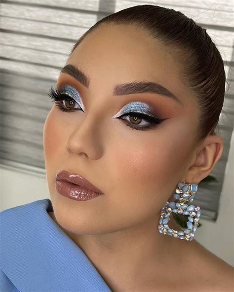 Maquillaje de ojos vestido celeste | Maquillaje ojos azul cielo, Makeup