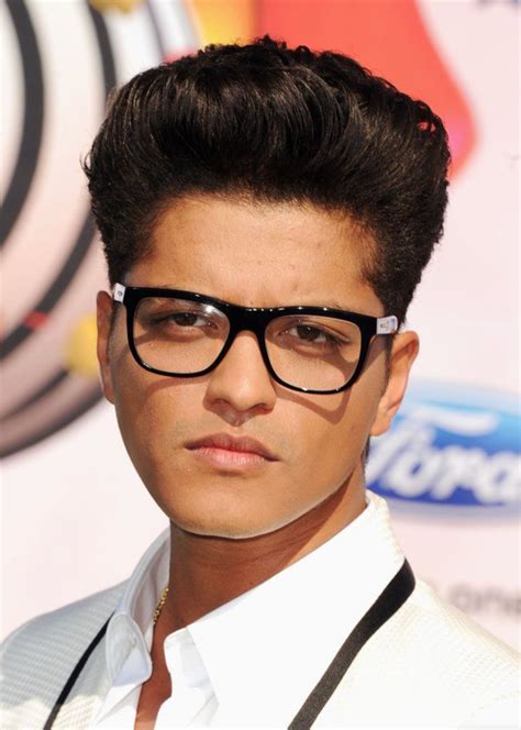 ᐅ Bruno Mars Hairstyles - Long Afro, Curly Pompadour and more