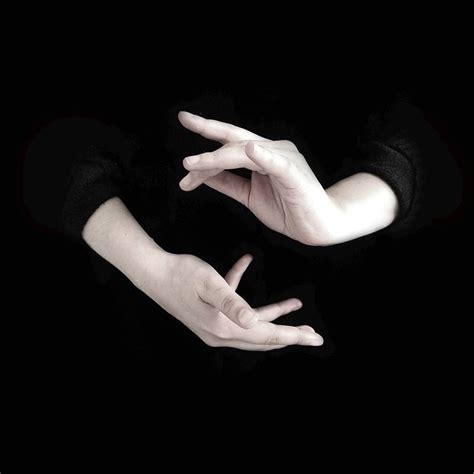 Épinglé par Pavla Klimešová sur Ruku v ruce | Référence poses, Mains