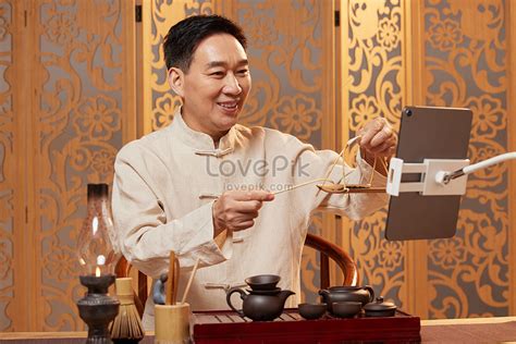 Male Tea Art Teacher Video Live Broadcast Lecture Picture And HD Photos ...