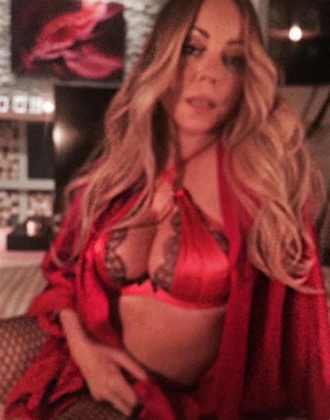 Nuda in vasca e décolleté hot, Mariah Carey seduce i fan su Instagram