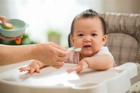 pentingnya membiasakan anak makan  posisi duduk sejak dini