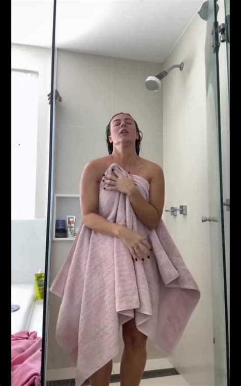 Foto: Nua, Paolla Oliveira cobriu o corpo com uma toalha em vídeo pós