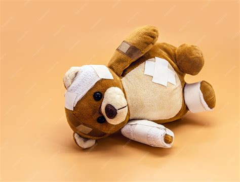 Brinquedo Que Sempre Volta Após Ser Golpeado - Brinquedo infantil rasgado com bandagens e bandagens conceito de ...
