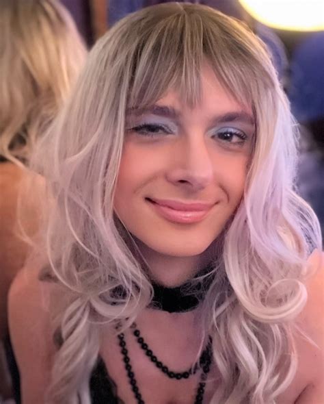 Sharing my feminine side – Crossdresser Heaven