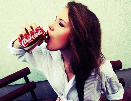 Фото Девушка пьет Кока-Кола / Соса -Cola
