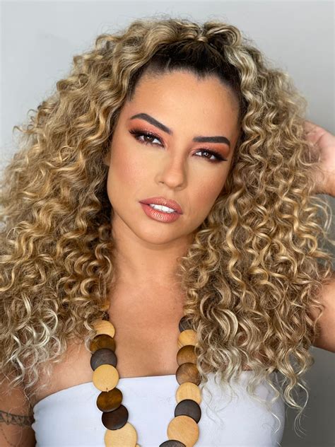 Bruna Santos esbanja talento e simpatia no Faustão na Band, em quadro