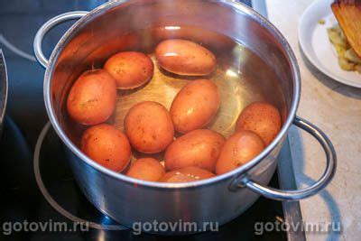 Молодой картофель с чесноком и зеленью в ароматном сливочном масле ...