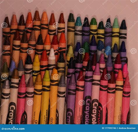 A Box of 64 Crayola Crayons Editorial Photo - Image of children, green ...