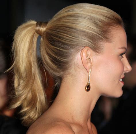 22 Stylish and Simple Side Ponytail Ideas for Any Occasion 5