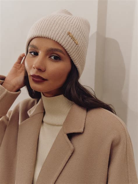 Шерстяная шапка с металлическим декором :: LICHI - Online fashion store