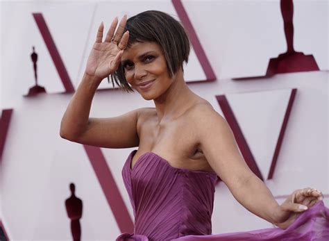 Az 56 éves Halle Berry őrjítően jól néz ki