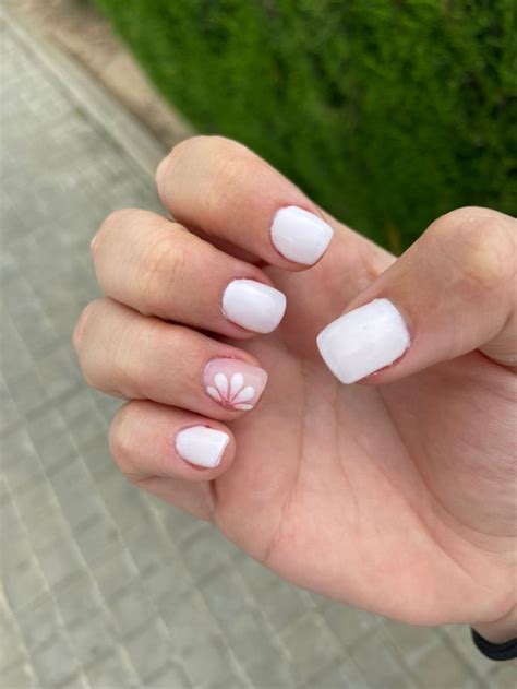 Uñas gel cortas | Uñas colores claros, Uñas acrílicas cortas, Uñas