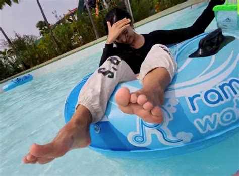 Yoo 'Jinnytty' Yoonjin's feet