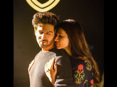 Luka Chuppi Song Photo: Kartik Aaryan & Kriti Sanon Tug Your ...