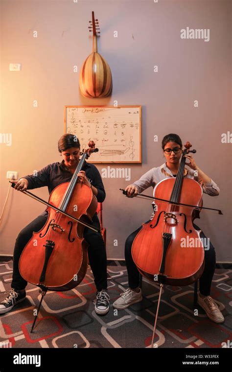 Violin types of instruments hi-res stock photography and images - Alamy