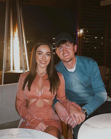Manchester United'ın Yıldız Futbolcusu Harry Maguire, Fern Hawkins ile