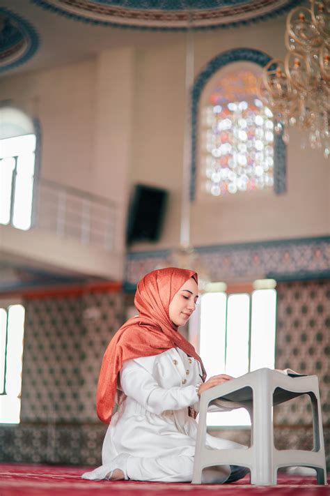 kneeling woman      kneeling woman stock