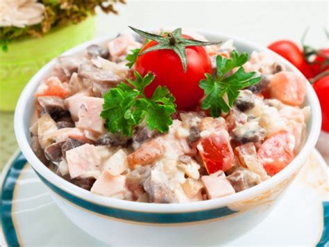 Салат с ветчиной, грибами и помидорами