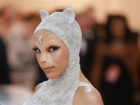 Doja Cat channels Karl Lagerfeld's iconic cat Choupette at the Met Gala ...