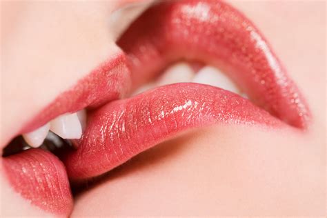 Kiss licking