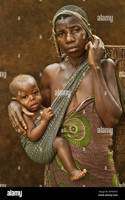 Baaka pygmy hi-res stock photography and images - Alamy