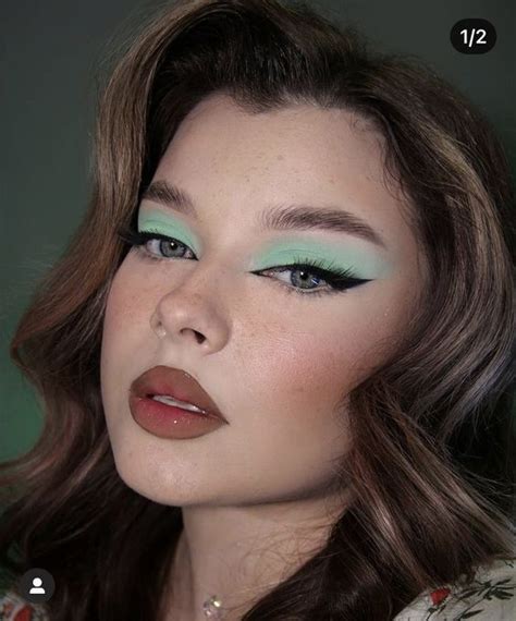 how to put eyeliner on bottom lid