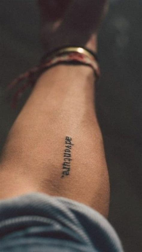 Tatuajes de nombres en la mano