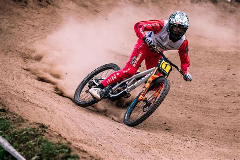 Meet the Commencal Supreme DH V5 | MTB-MAG.COM