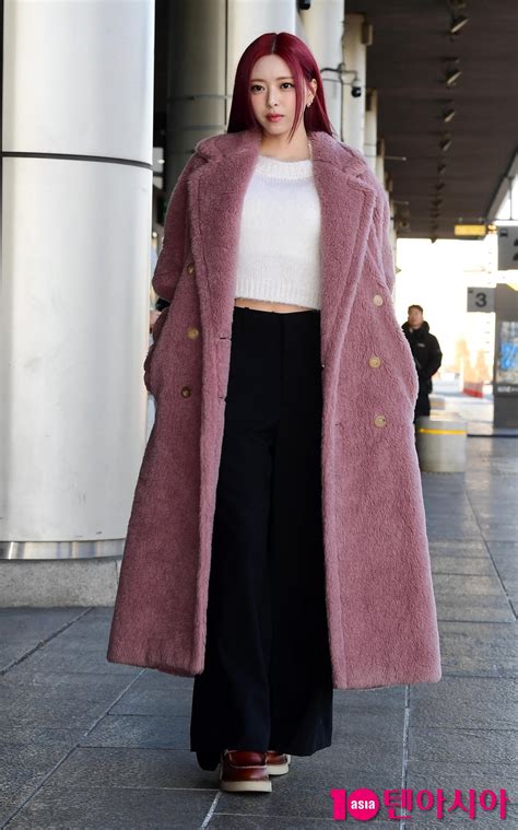 ITZY Yuna, a standout pink goddess... Sunshine beauty that melts the cold