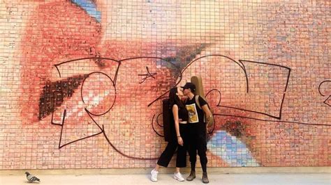 el beso el mural mas famoso de barcelona aparece grafiteado