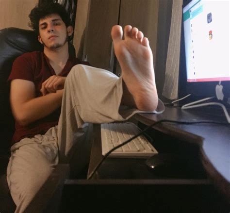 21 yrs old, 10.5 US, 5’11, Mexican : r/Male_Feet