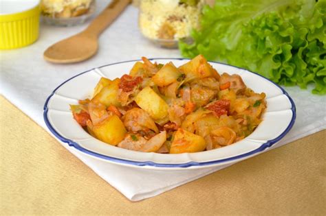 Тушеная капуста с мясом и картошкой рецепт фото пошагово и видео - 1000 ...