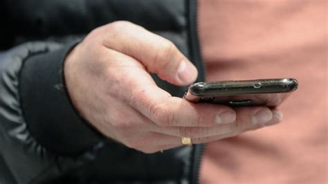 Многие даже не догадываются: функция, которая «съедает» зарядку у смартфона
