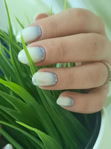 Молочный маникюр с блестками у кутикулы Этот дизайн смотрится очень ...