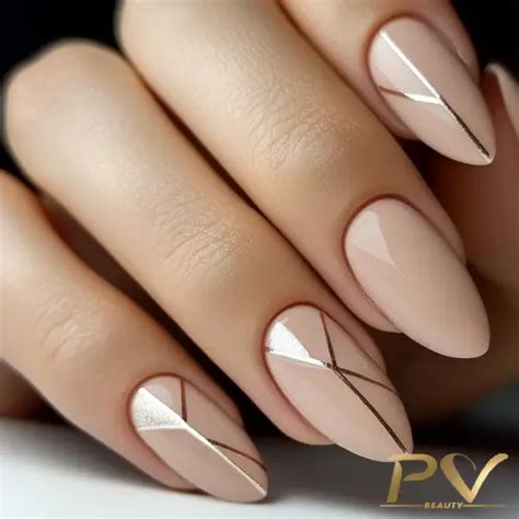 Unhas Bege Com Dourado