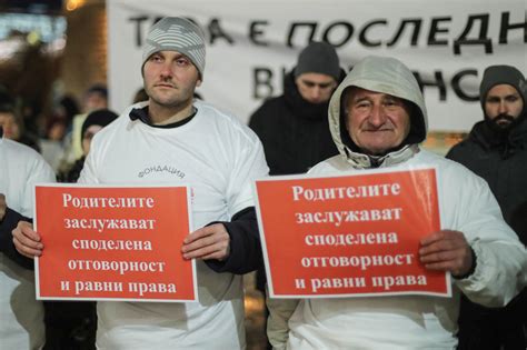 Протестът за равни права на родителите при раздяла в памет на Пейо Пеев ...