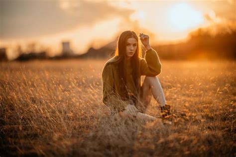 Golden hour portrait in 2024 | Golden hour photos, Fall photoshoot ...