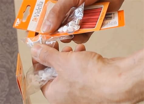 Как крепить потолочный карниз к потолку?