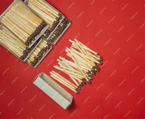 Palito De Fosforo Vermelho - Palitos de fósforo em um fundo vermelho manuseio seguro do fogo perigos ...