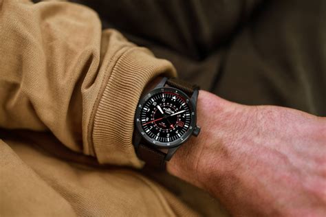 Представляем лимитированную серию Fortis Flieger F-43 Triple-GMT PC-7 ...
